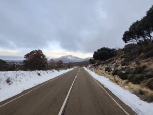 Carretera cubierta de nieve con el Monte El Viejo al fondo