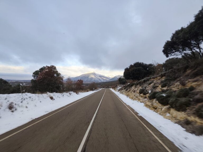 Carretera cubierta de nieve con el Monte El Viejo al fondo
