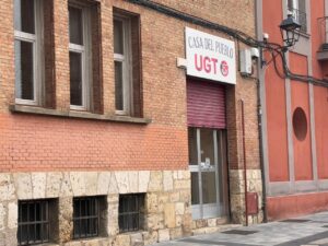 Fachada de la Casa del Pueblo UGT en Palencia con ladrillos y ventanas.