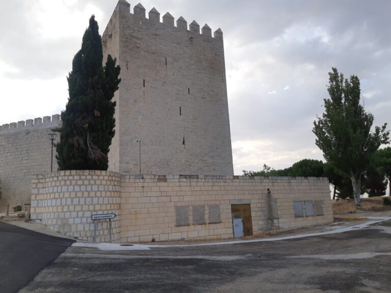 Vista del Castillo de Monzón con árboles y camino