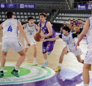 Jugadores de baloncesto en acción durante el derbi entre C.B. Palencia y Palencia Baloncesto