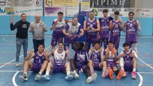 Jugadores del C.B. Palencia celebrando una victoria en la cancha de baloncesto