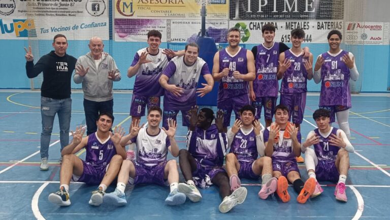 Jugadores del C.B. Palencia celebrando una victoria en la cancha de baloncesto