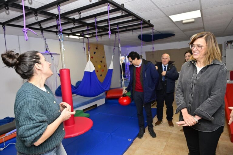 Visita al centro multiservicios Montaña Palentina con actividades de rehabilitación.