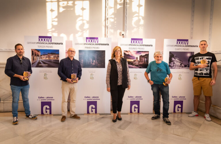 Ganadores del Certamen Provincial de Fotografía en Palencia mostrando sus premios