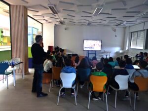 Estudiantes escuchando una charla sobre necesidades en el Congo