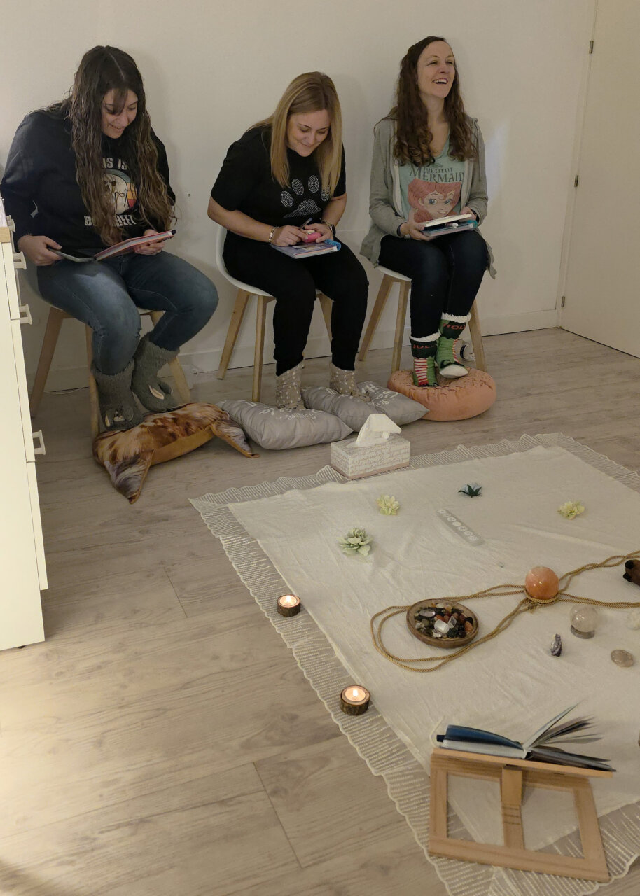 Veterinarias en un taller sobre acompañamiento emocional en la Clínica Argos