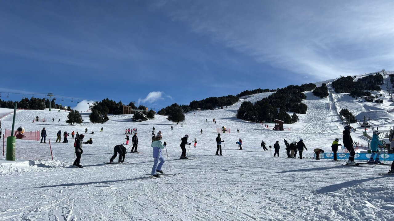 Esquiadores disfrutando en una estación de esquí con nieve