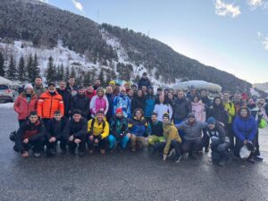Grupo de palentinos disfrutando de actividades de esquí en la nieve