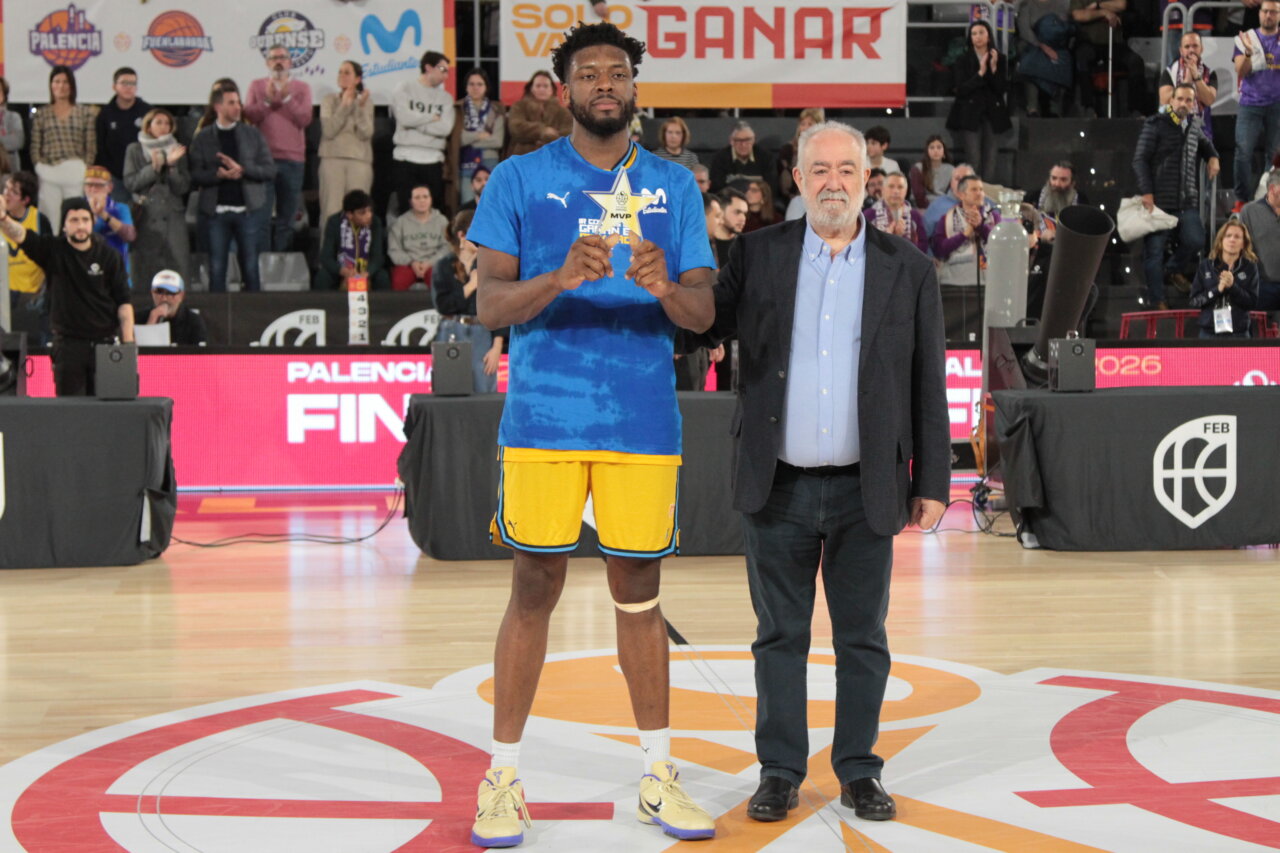 Jugador recibiendo un trofeo en la final de la Copa España