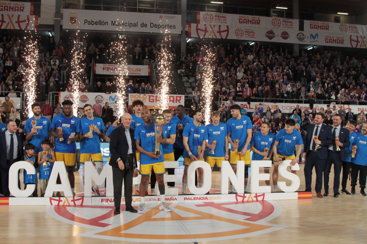 Equipo de baloncesto celebrando la victoria en la Copa España 2026