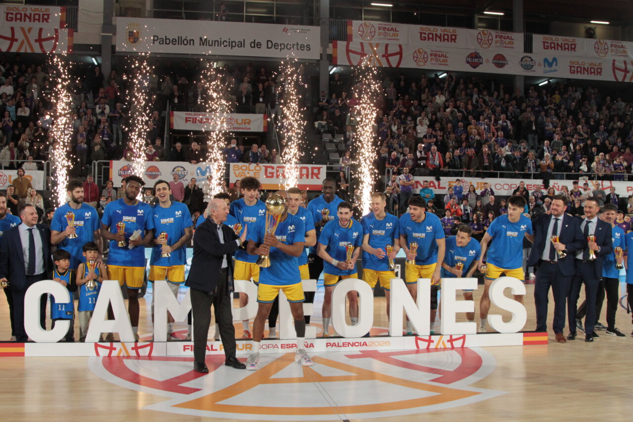 Celebración del equipo de baloncesto tras ganar la Copa España en Palencia.