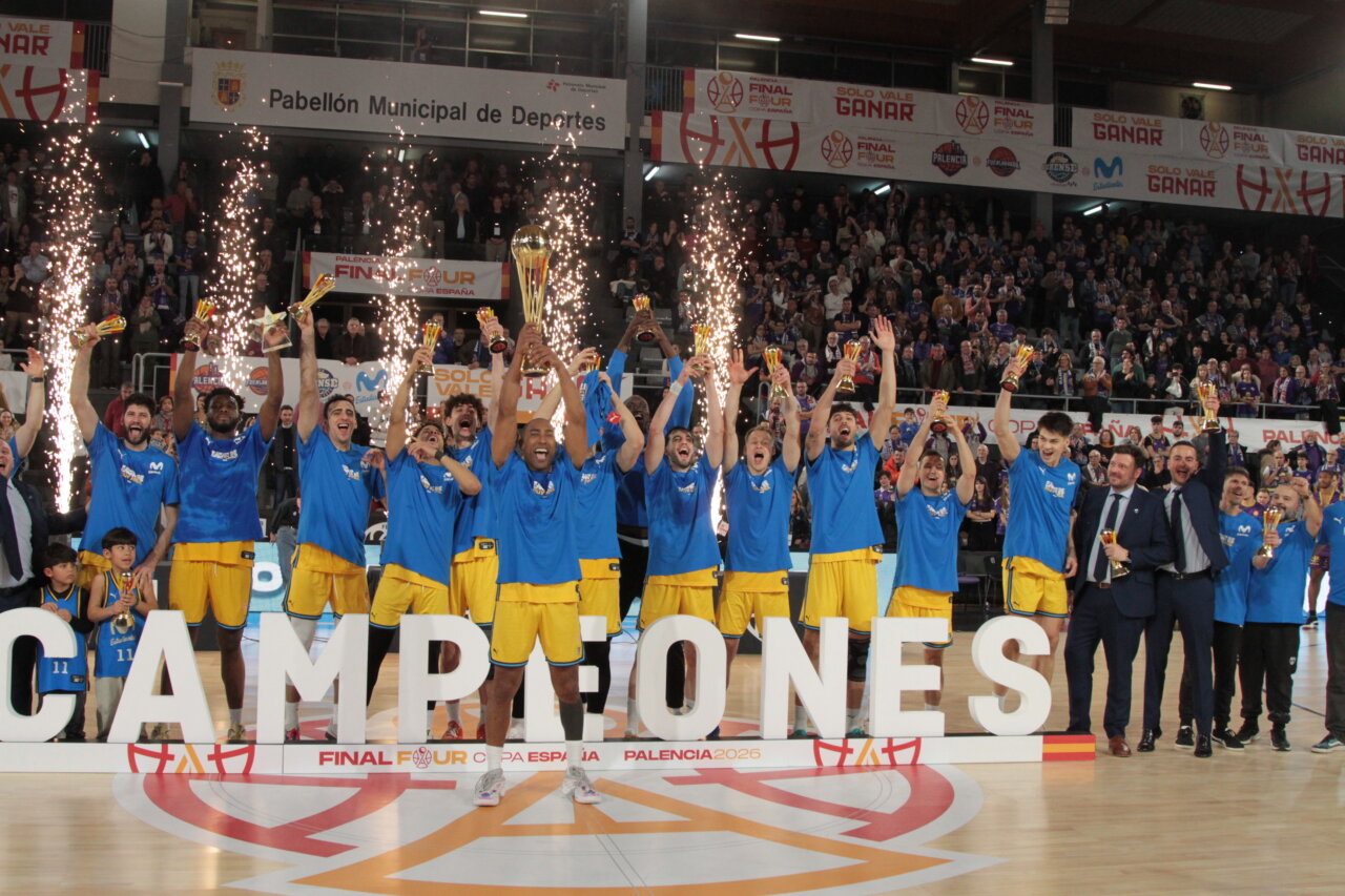 Jugadores del Palencia Basket celebrando la victoria en la Copa España