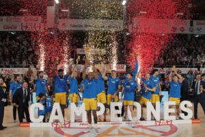 Equipo del Súper Agropal Palencia celebrando la Copa España con trofeos y confeti