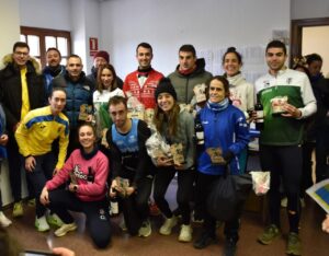 Grupo de corredores celebrando en la Legua de Navidad en Paredes de Nava