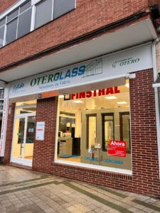 Fachada del estudio Oterglass con soluciones en vidrio en Palencia