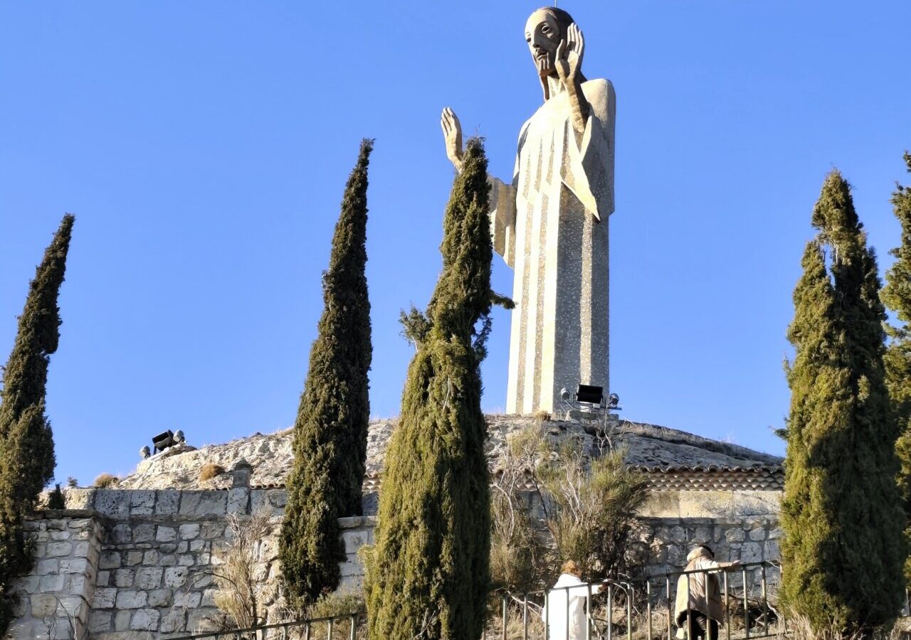 Estatua del Cristo del Otero en Palencia con cielo azul
