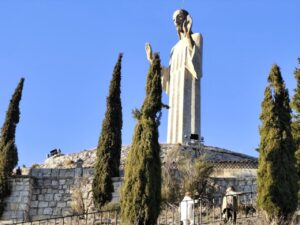 Estatua del Cristo del Otero en Palencia con cielo azul