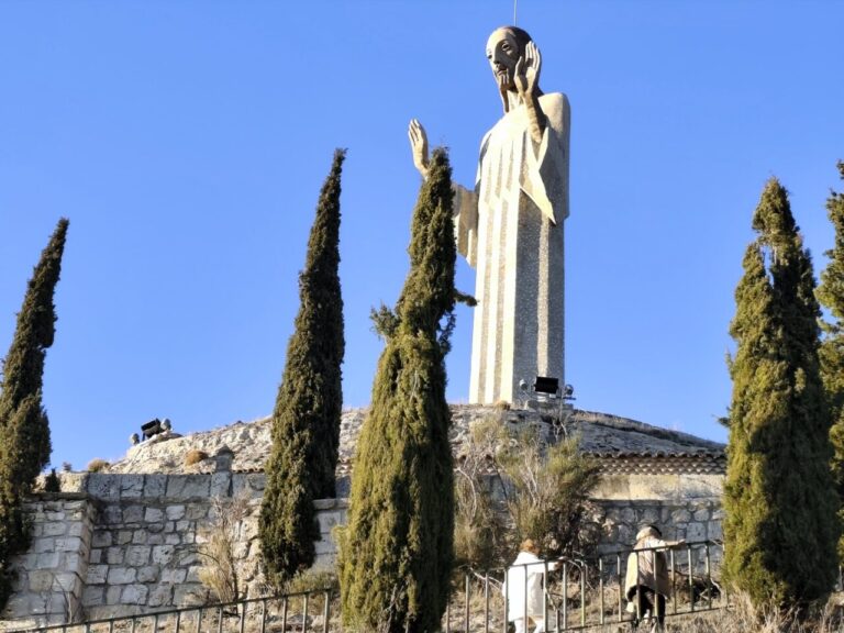 Estatua del Cristo del Otero en Palencia con cielo azul
