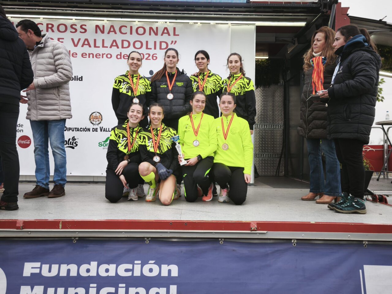 Equipo femenino del Club Atletismo Puentecillas con medallas en el Cross Nacional de Valladolid