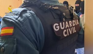 Agentes de la Guardia Civil durante una operación contra el narcotráfico en Palencia.