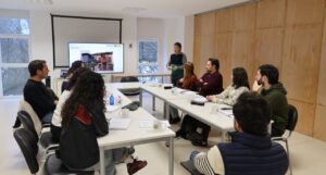 Ocho personas en un curso de modelado y maquetismo en Aguilar de Campoo