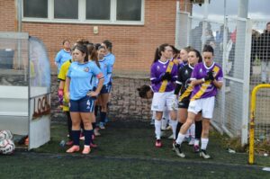 Jugadoras de fútbol femenino en la línea de salida antes de un partido