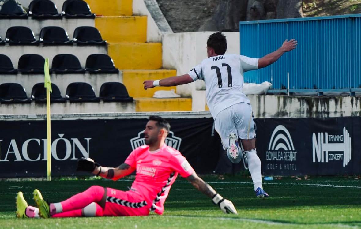 El jugador Arnu celebra su primer gol con el Real Madrid C