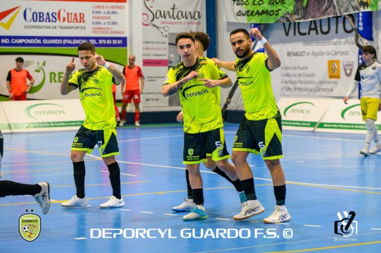 Jugadores del Deporcyl Guardo FS celebrando una victoria en el partido