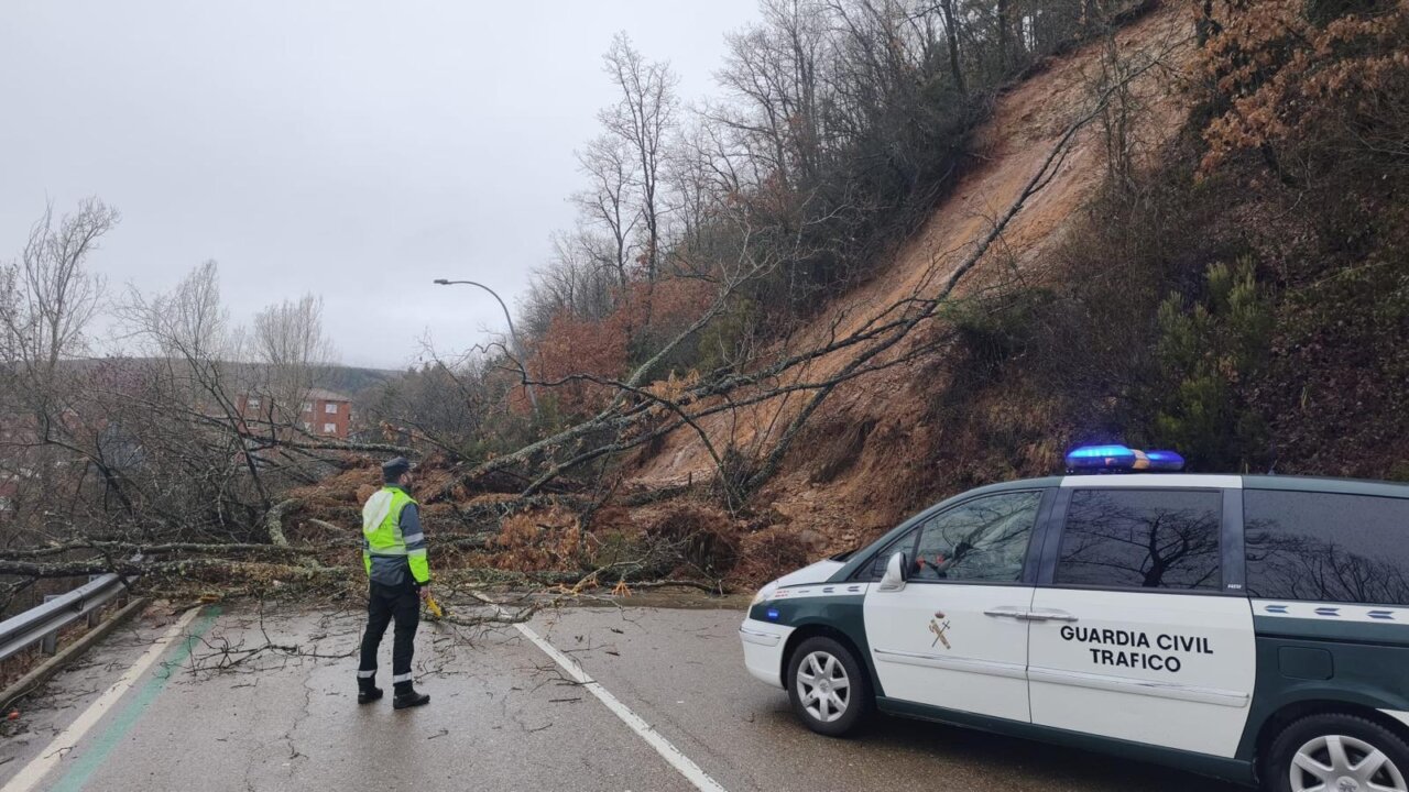 Deslizamiento de tierra que bloquea la carretera hacia Guardo