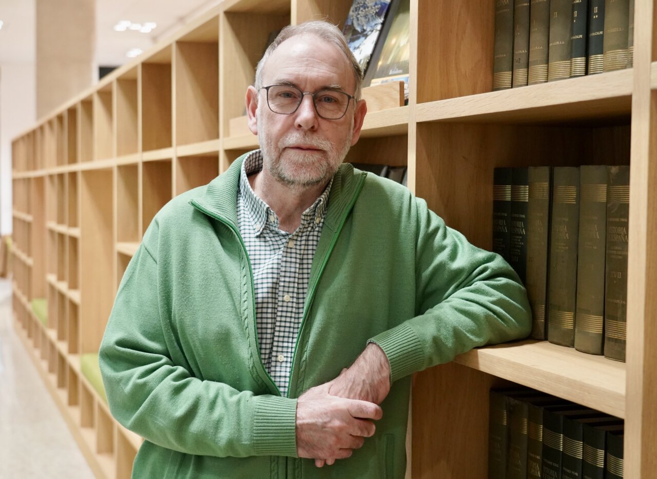 Hombre mayor en un entorno de biblioteca con libros