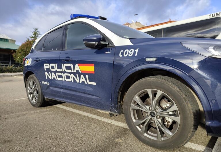 Vehículo de la Policía Nacional estacionado en Palencia