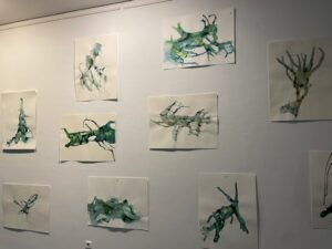 Obras de arte abstracto inspiradas en el río Carrión en una exposición.