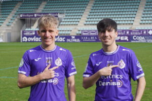 Álvaro y Ezequiel posando en el campo de fútbol del Palencia Cristo Atlético