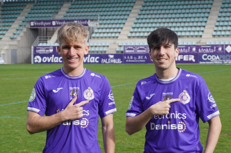 Álvaro y Ezequiel posando en el campo de fútbol del Palencia Cristo Atlético