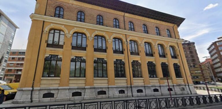 Edificio de Correos en Palencia con arquitectura histórica