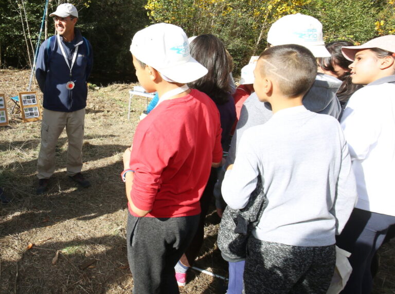 Alumnos de Palencia participando en el programa EducaDuero junto a educadores.