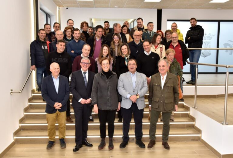 Emilio Arroita y otros asistentes en la visita a Saldaña