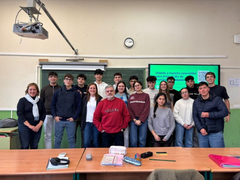 Grupo de estudiantes y profesores en el IES Jorge Manrique durante un encuentro con la AECC.