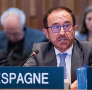 Andrés Perelló durante un debate político en un evento informal