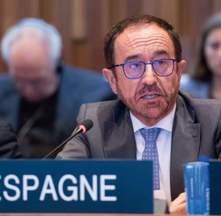 Andrés Perelló durante un debate político en un evento informal