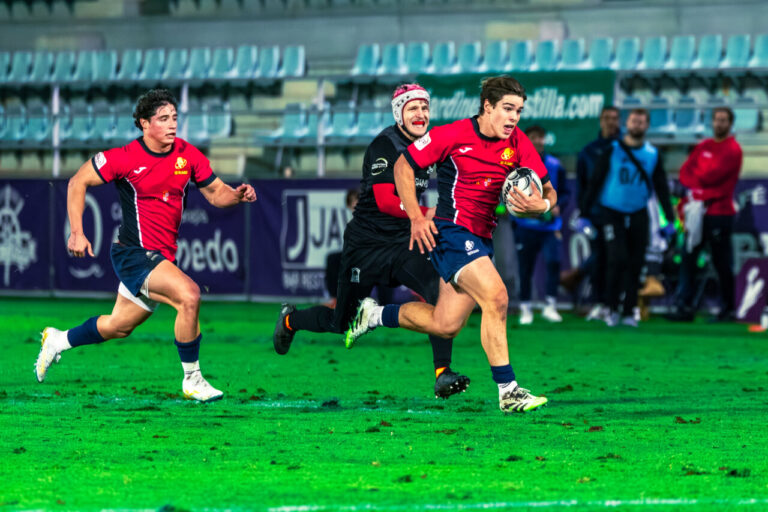 Jugadores de rugby en acción durante un partido emocionante