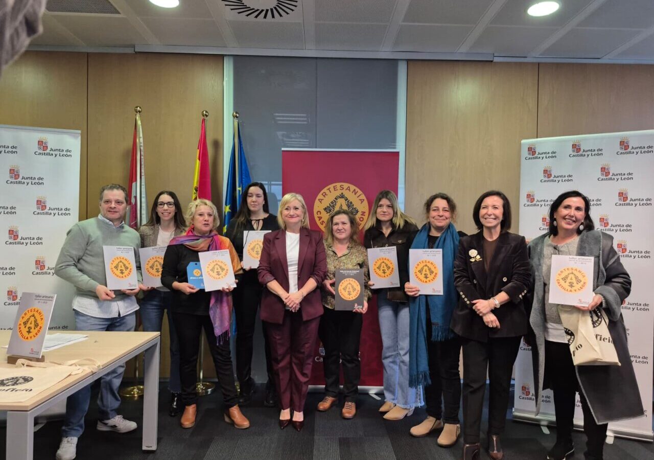 Entrega de distintivos a artesanos de Castilla y León en un evento oficial.