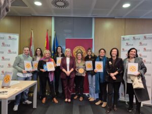 Entrega de distintivos a artesanos de Castilla y León en un evento oficial.