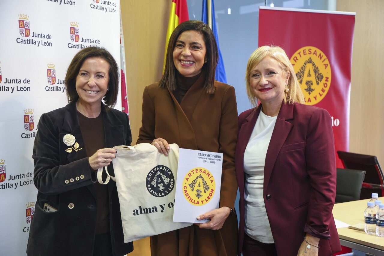 Entrega de distintivos de artesanía en Castilla y León con tres mujeres sonrientes