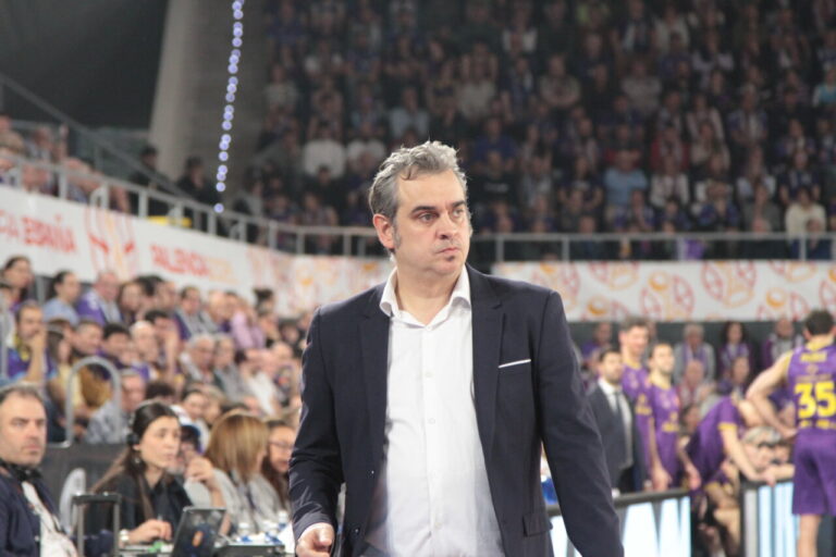 Entrenador del Flexicar Fuenlabrada durante un partido de baloncesto