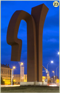 Escultura Campesino Ibérico en Palencia iluminada por la noche