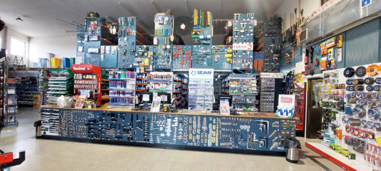 Interior de la ferretería con herramientas y productos en exhibición