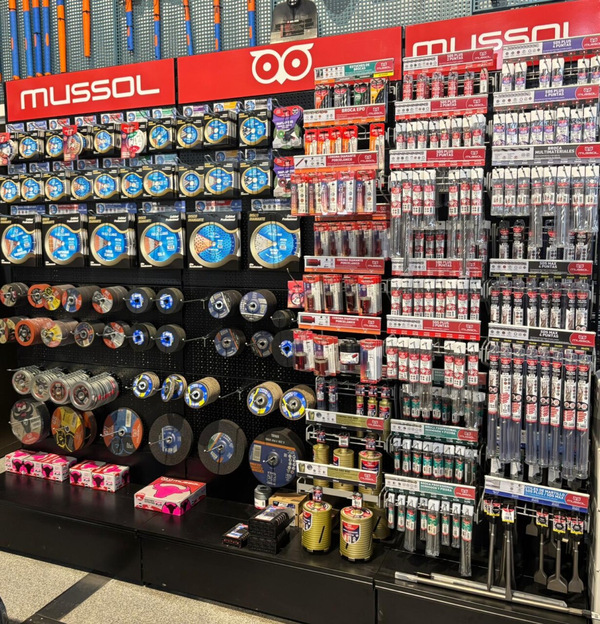 Estante de herramientas y productos en Ferretería Industrial Pablo Llamas