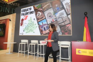 Presentadora en evento de Fitur sobre el Cerrato Palentino y arte urbano